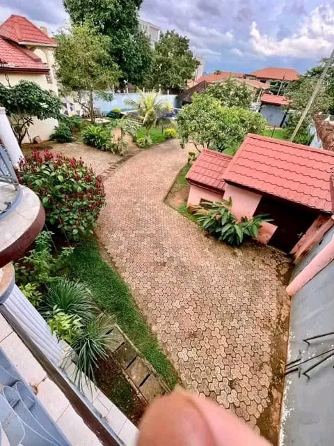 Maison (Villa) à louer - Yaoundé, Bastos, DRAGAGE - 1 salon(s), 4 chambre(s), 4 salle(s) de bains - 1 000 000 FCFA / mois