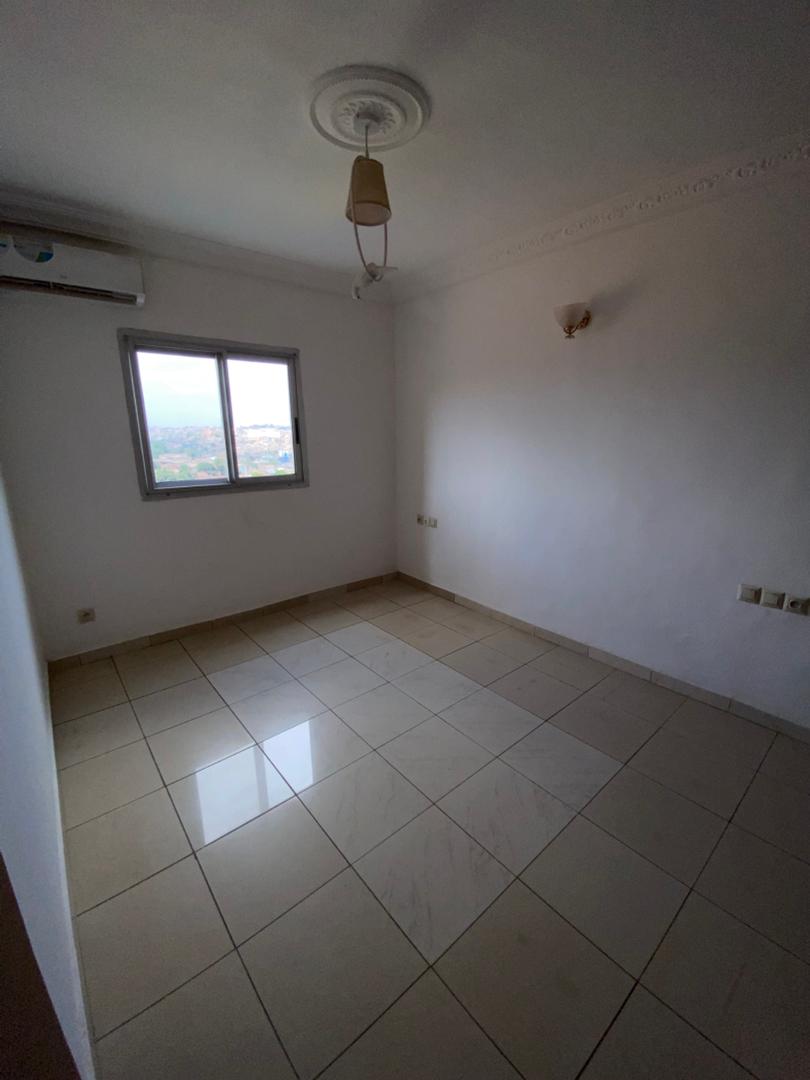Appartement à louer - Yaoundé, Bastos, Bastos centre - 1 salon(s), 1 chambre(s), 1 salle(s) de bains - 250 000 FCFA / mois