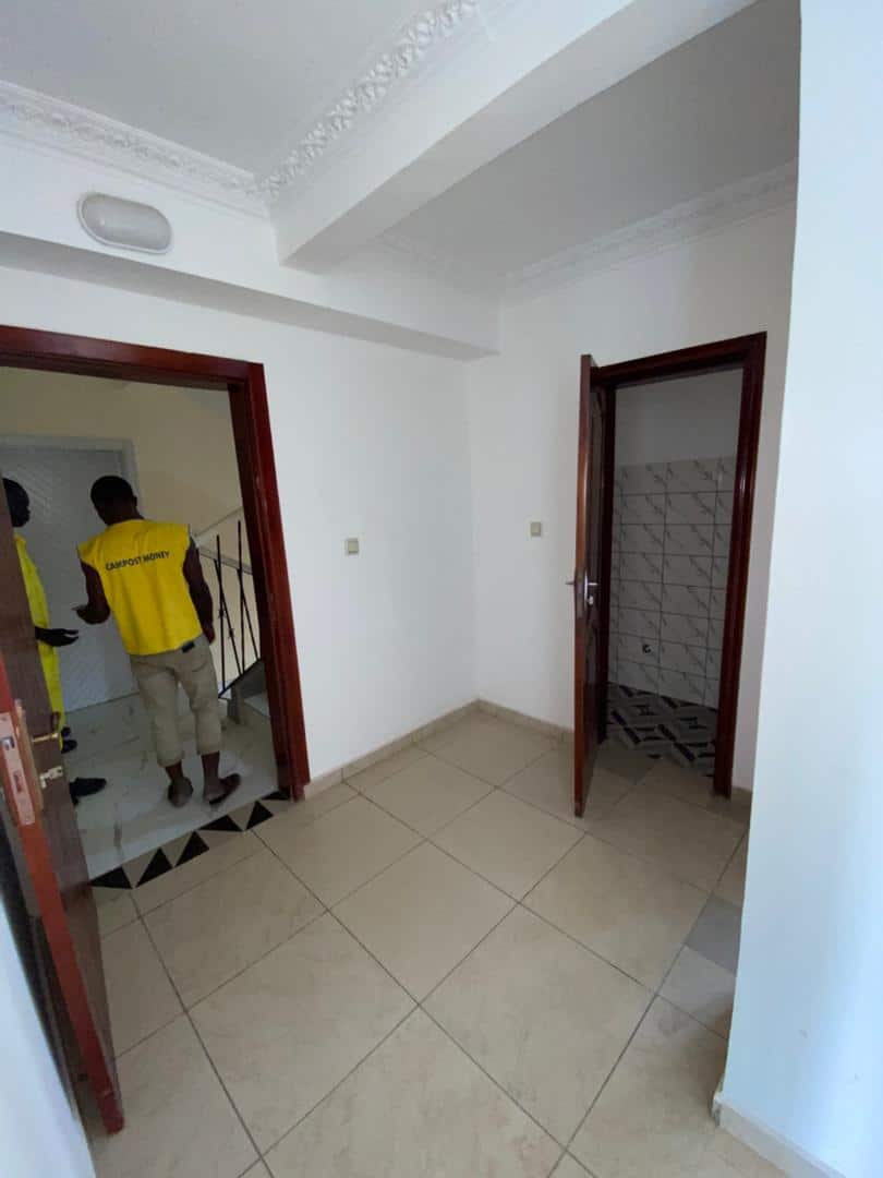 Appartement à louer - Yaoundé, Bastos, Bastos centre - 1 salon(s), 1 chambre(s), 1 salle(s) de bains - 250 000 FCFA / mois