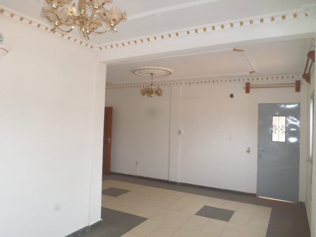 Appartement à louer - Yaoundé, Bastos, Bastos centre - 1 salon(s), 3 chambre(s), 2 salle(s) de bains - 350 000 FCFA / mois