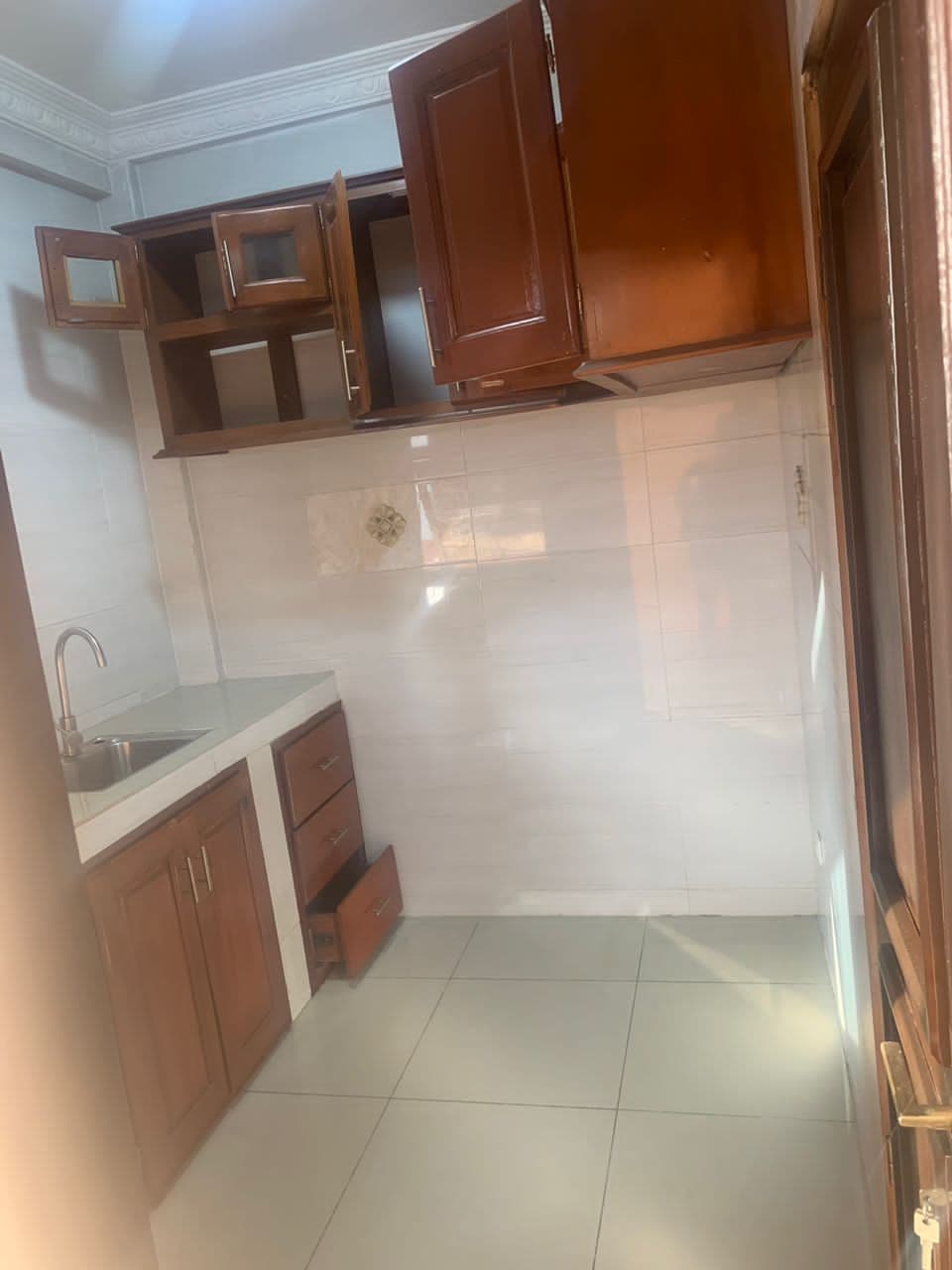 Appartement à louer - Yaoundé, Bastos, Bastos centre - 1 salon(s), 1 chambre(s), 2 salle(s) de bains - 300 000 FCFA / mois