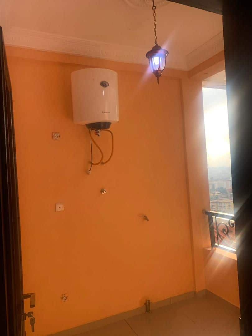 Appartement à louer - Yaoundé, Bastos, Bastos centre - 1 salon(s), 1 chambre(s), 2 salle(s) de bains - 300 000 FCFA / mois