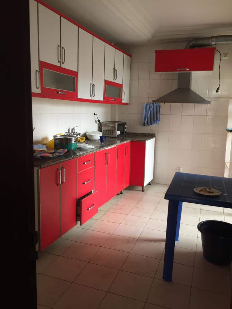 Appartement à louer - Yaoundé, Bastos, Bastos centre - 1 salon(s), 3 chambre(s), 3 salle(s) de bains - 600 000 FCFA / mois