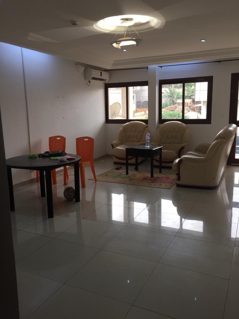 Appartement à louer - Yaoundé, Bastos, Bastos centre - 1 salon(s), 3 chambre(s), 3 salle(s) de bains - 600 000 FCFA / mois