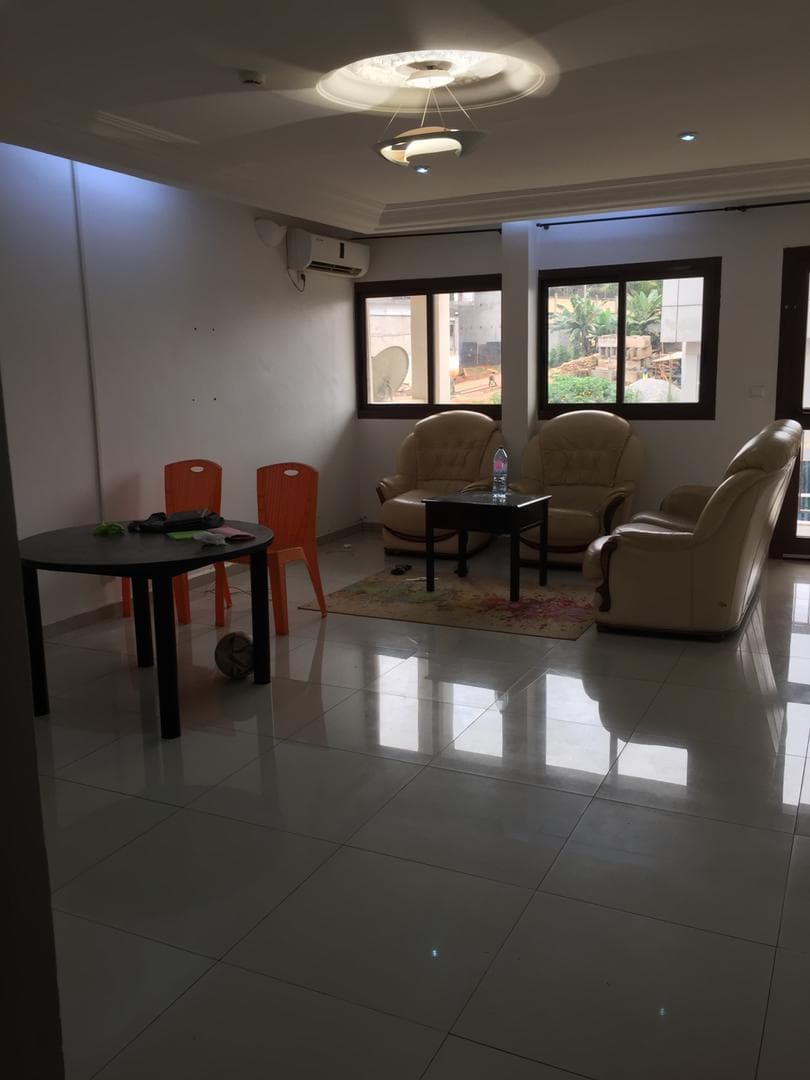 Appartement à louer - Yaoundé, Bastos, Bastos centre - 1 salon(s), 3 chambre(s), 3 salle(s) de bains - 600 000 FCFA / mois