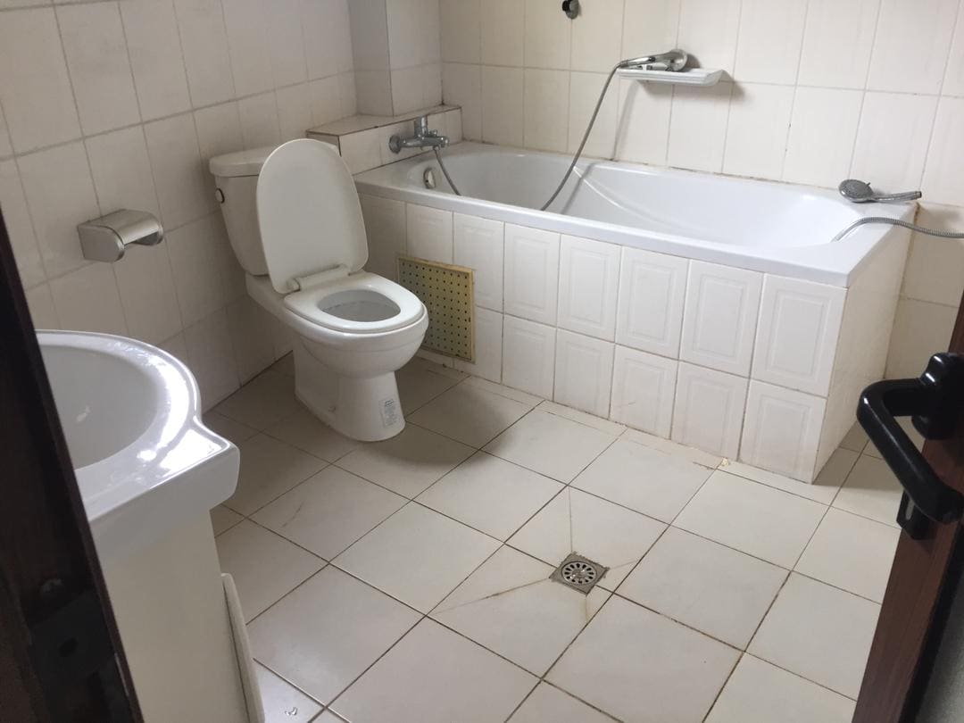 Appartement à louer - Yaoundé, Bastos, Bastos centre - 1 salon(s), 3 chambre(s), 3 salle(s) de bains - 600 000 FCFA / mois