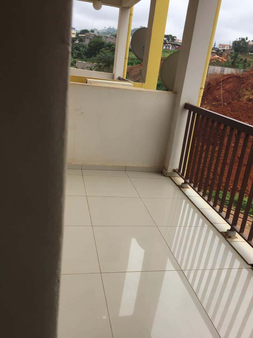 Appartement à louer - Yaoundé, Bastos, Bastos centre - 1 salon(s), 3 chambre(s), 3 salle(s) de bains - 600 000 FCFA / mois