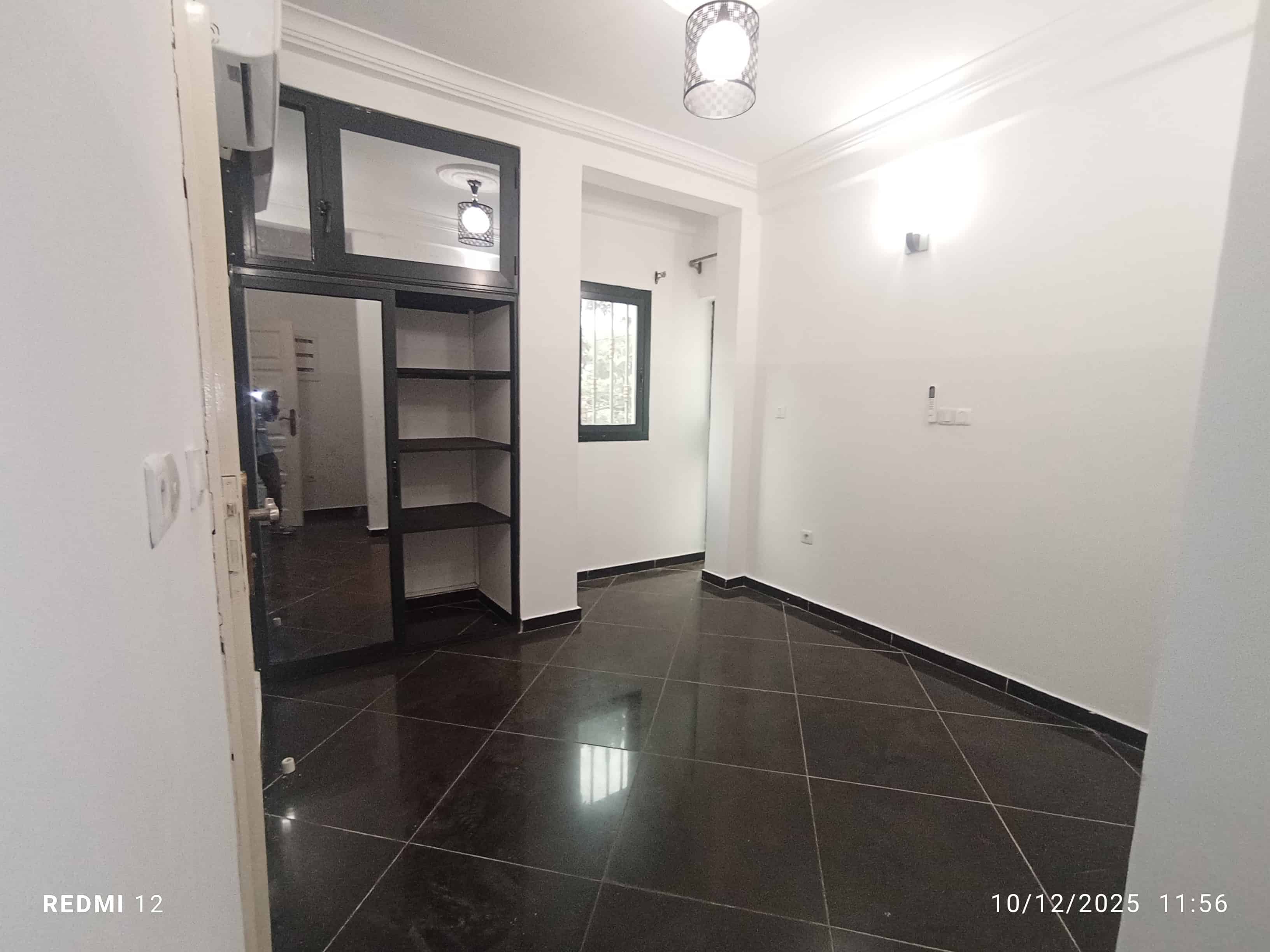 Appartement à louer - Yaoundé, Bastos, DRAGAGE - 1 salon(s), 2 chambre(s), 2 salle(s) de bains - 500 000 FCFA / mois