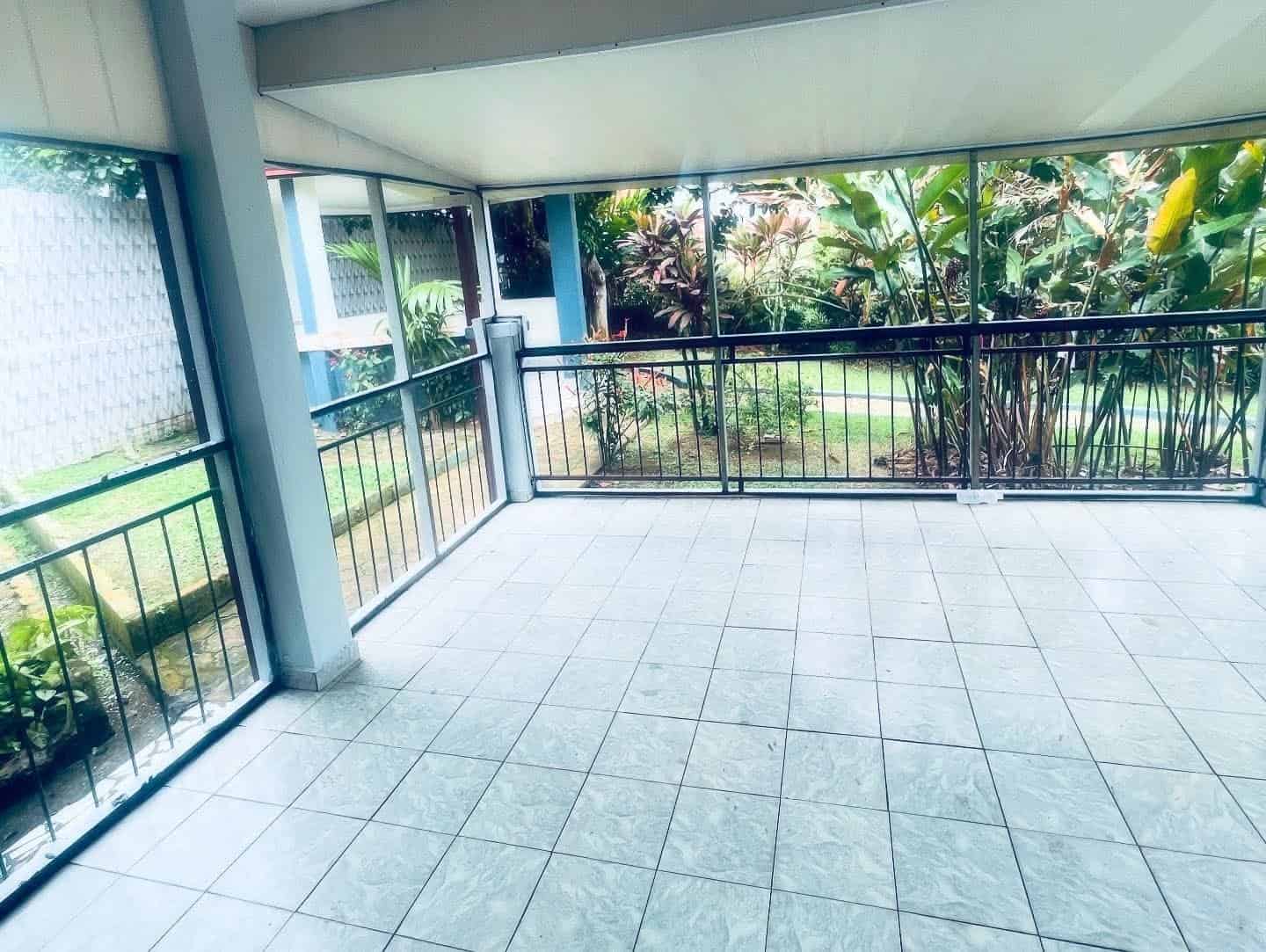 House (Villa) to rent - Yaoundé, Bastos, bastos - 2 living room(s), 5 bedroom(s), 5 bathroom(s) - 2 500 000 FCFA / month