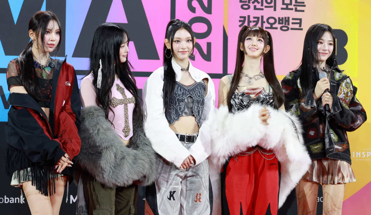 NewJeans, K팝 그룹 최초로 빌보드 'Group of the Year' 수상