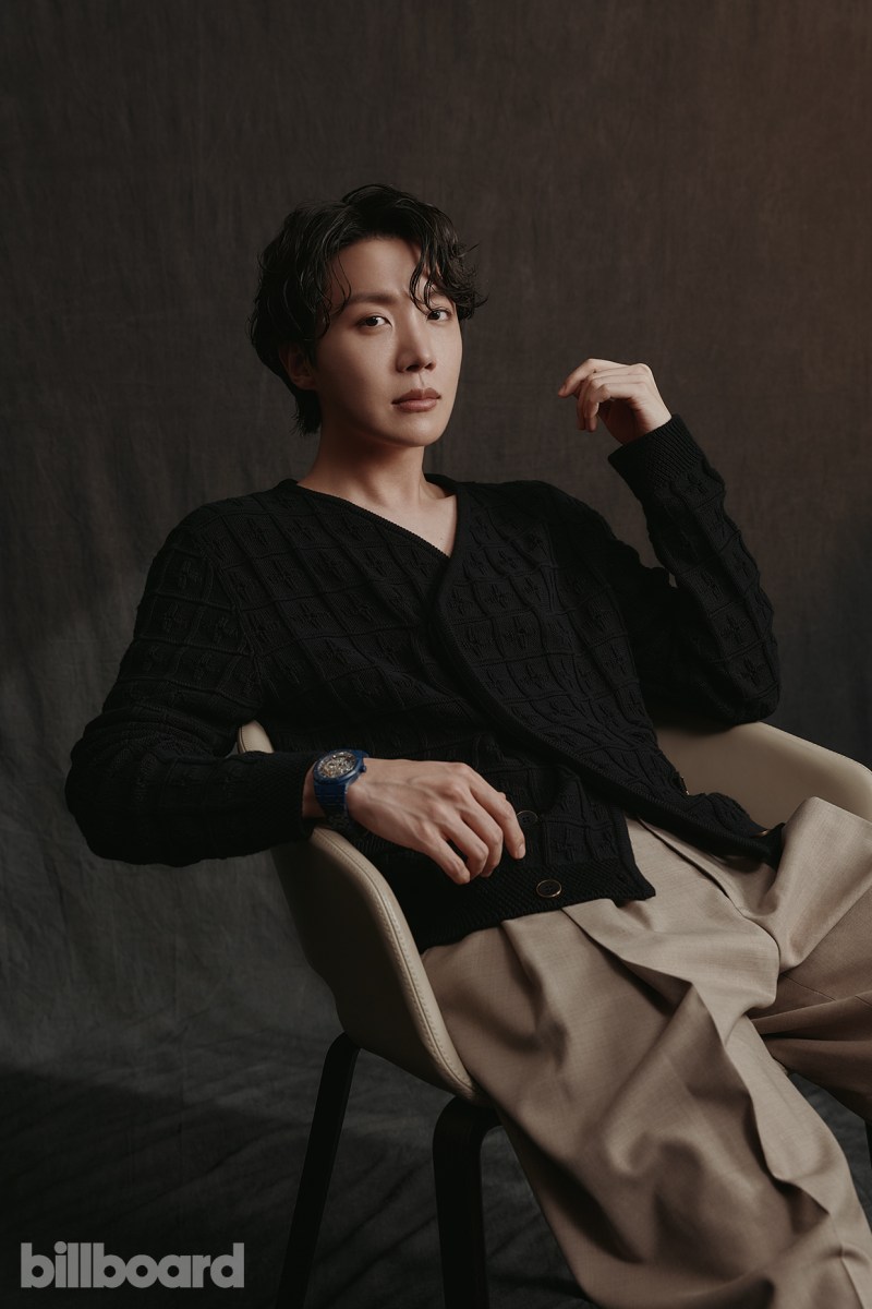 제이홉, 루이뷔통 패션쇼서 파렐과 협업…뷔는 일본 랭킹 199주 연속 1위