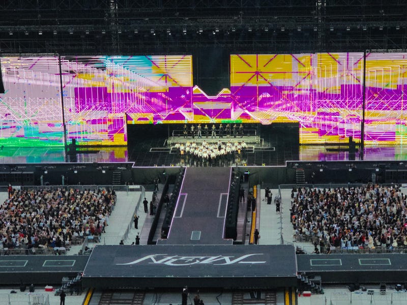 K팝 스타들 국제 패션·음악 무대 석권…세븐틴 글래스턴베리 역사 기록