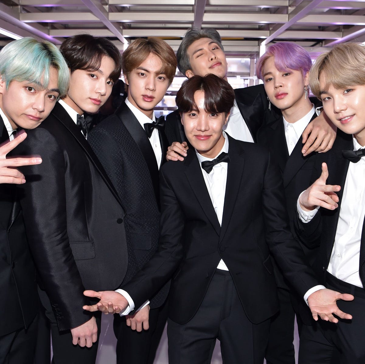 BTS 진, 18개월 군 복무 완료 전역…수십만 팬이 지켜본 역사적 순간