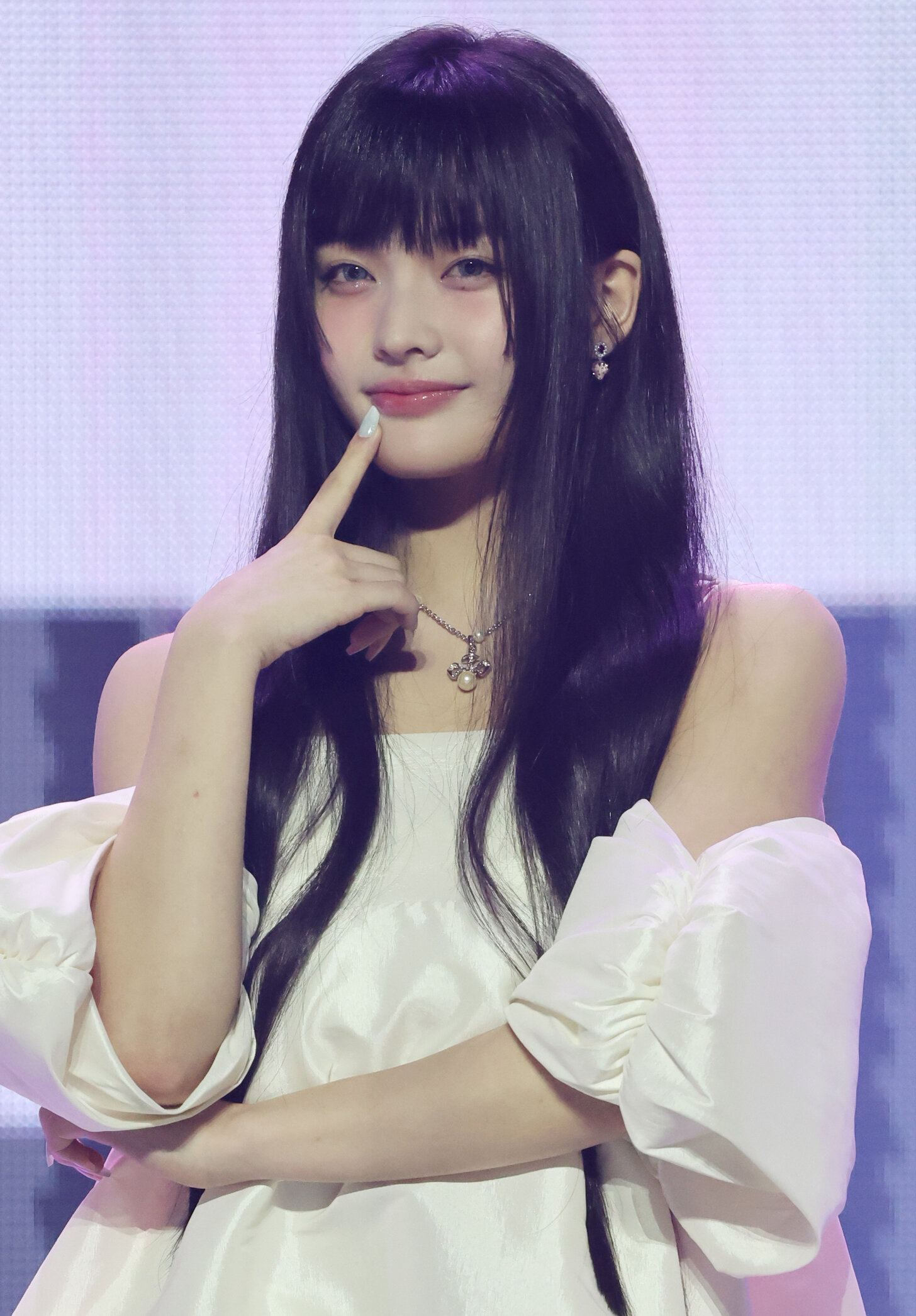 16세 이로하, K-POP 꿈 품고 3년 연습 끝 아일릿으로 데뷔…일본 최대 연말 가요제 논란