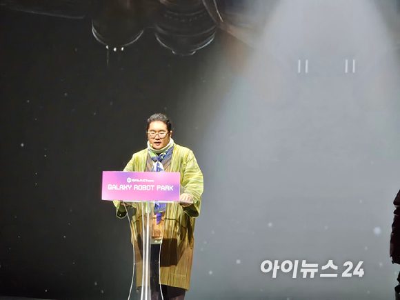 로봇 아이돌 댄스 무대 성공…내년부터 얼굴 도입