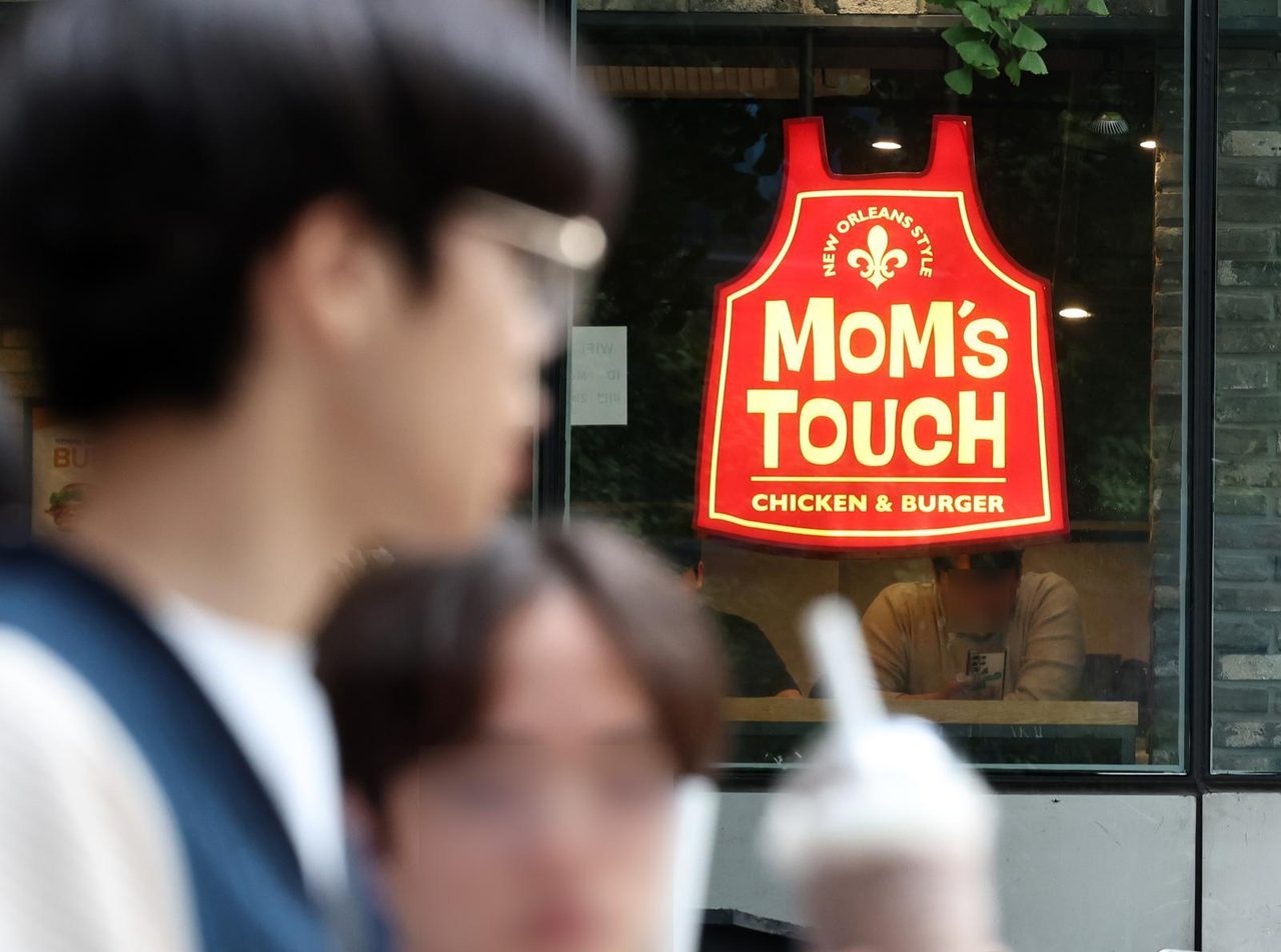 맘스터치, 3월부터 43개 품목 가격 인상…싸이버거 5,200원으로