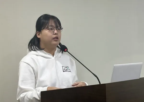 K-팝 팬들의 과도한 앨범 중복 구매로 플라스틱 위기 심화...정부·업계 규제 논의 가열