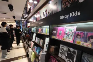 K-pop 시장 성장세 꺾여…음반 판매량 9년 만에 감소, 수출도 정체