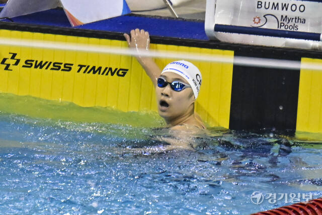 第105届全国体育大会游泳女子18岁以下部女子个人混合泳200m比赛场景