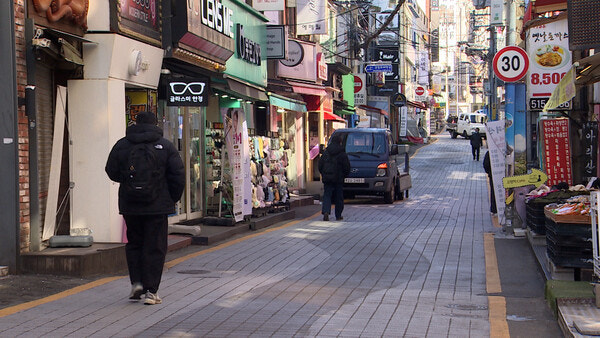 Khu vực trước ga Đại học Busan
