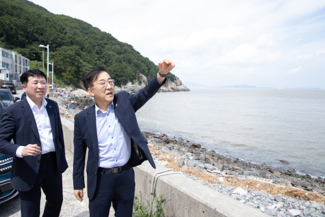 国土交通部长于8月7日考察伽德岛新机场场地