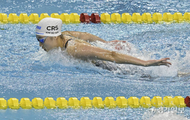 第105届全国体育大会游泳女子18岁以下部女子个人混合泳200m比赛场景