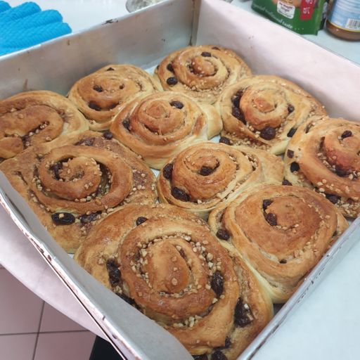 Cinnamon rolls with raisins and almond chips  (4 pieces per box)