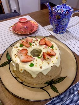 Earl grey chiffon cake with whipped cream topping (8 inch)