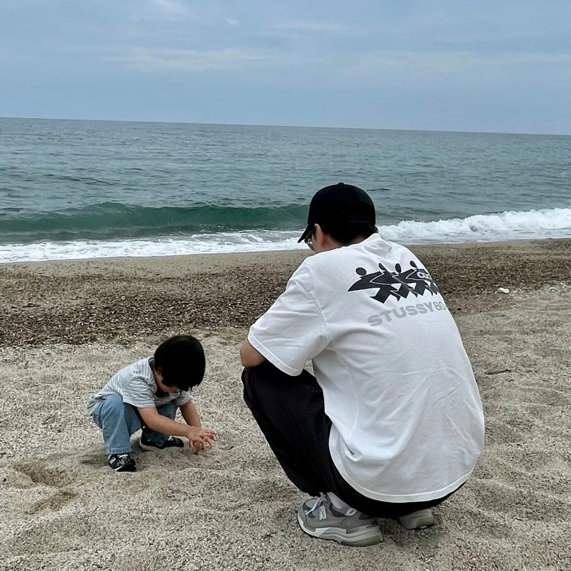 스투시 x CDG 서프맨 티셔츠 화이트 thumbnail 2