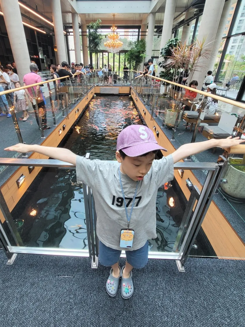 에센셜 1977 티셔츠 다크 오트밀 - 22SS thumbnail 3