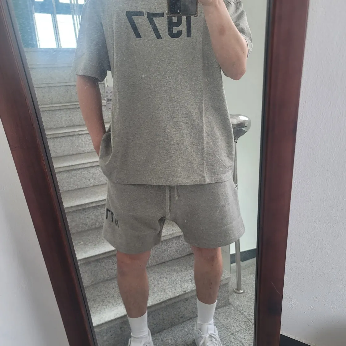 에센셜 1977 티셔츠 다크 오트밀 - 22SS thumbnail 9