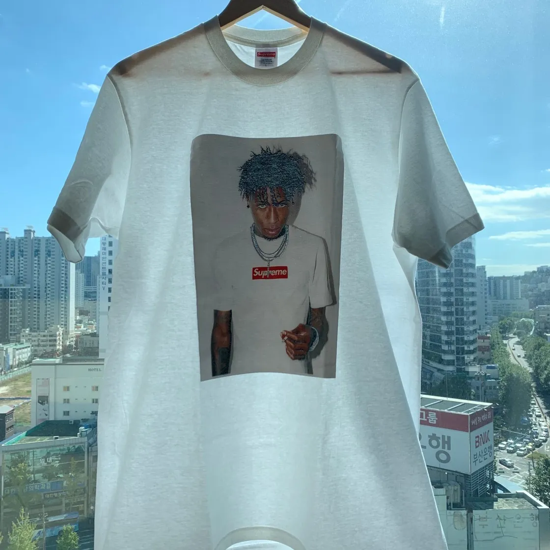 슈프림 NBA 영보이 티셔츠 화이트 - 23FW thumbnail 4