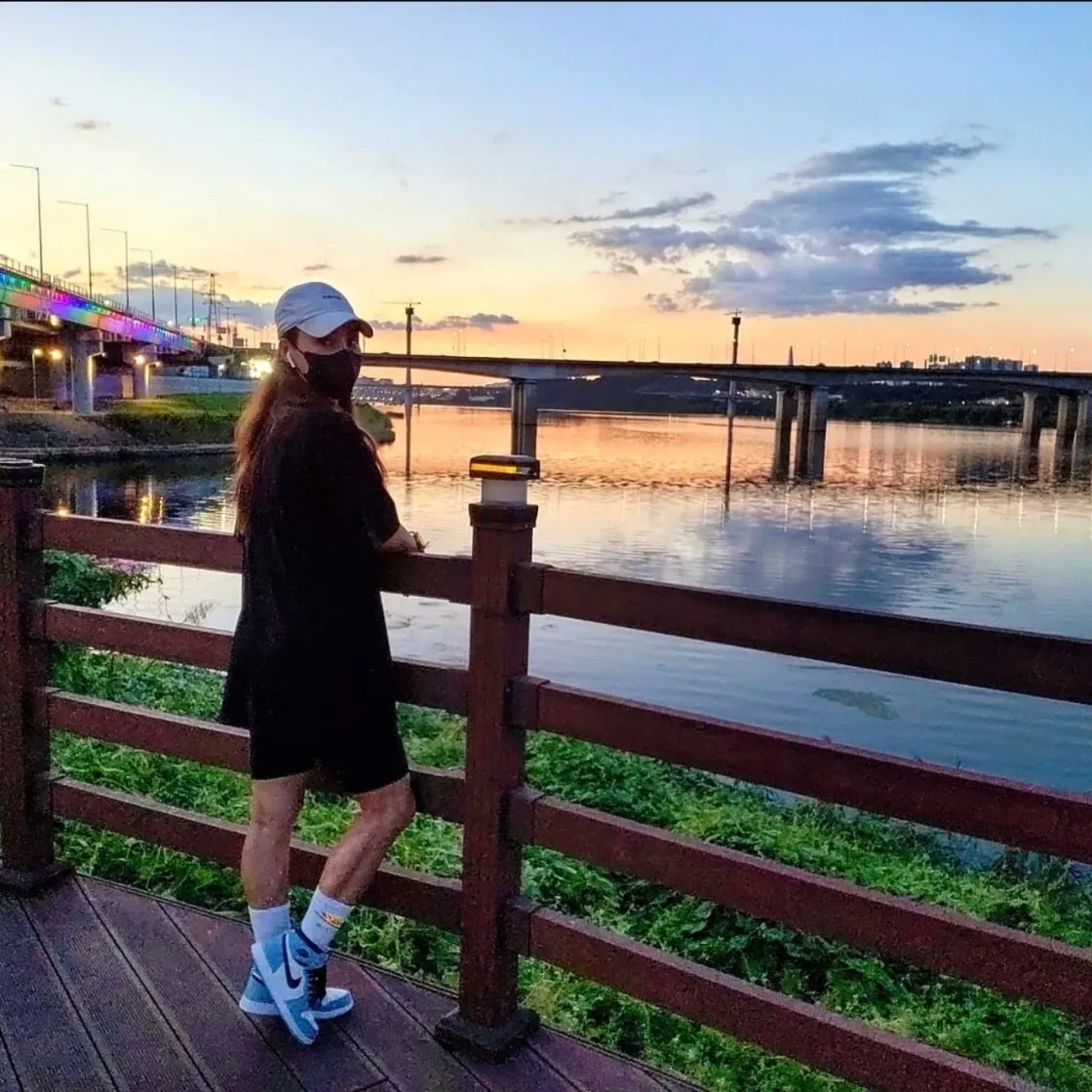 스투시 x 아워레가시 서프맨 피그먼트 다이드 티셔츠 블랙 - 20FW thumbnail 4