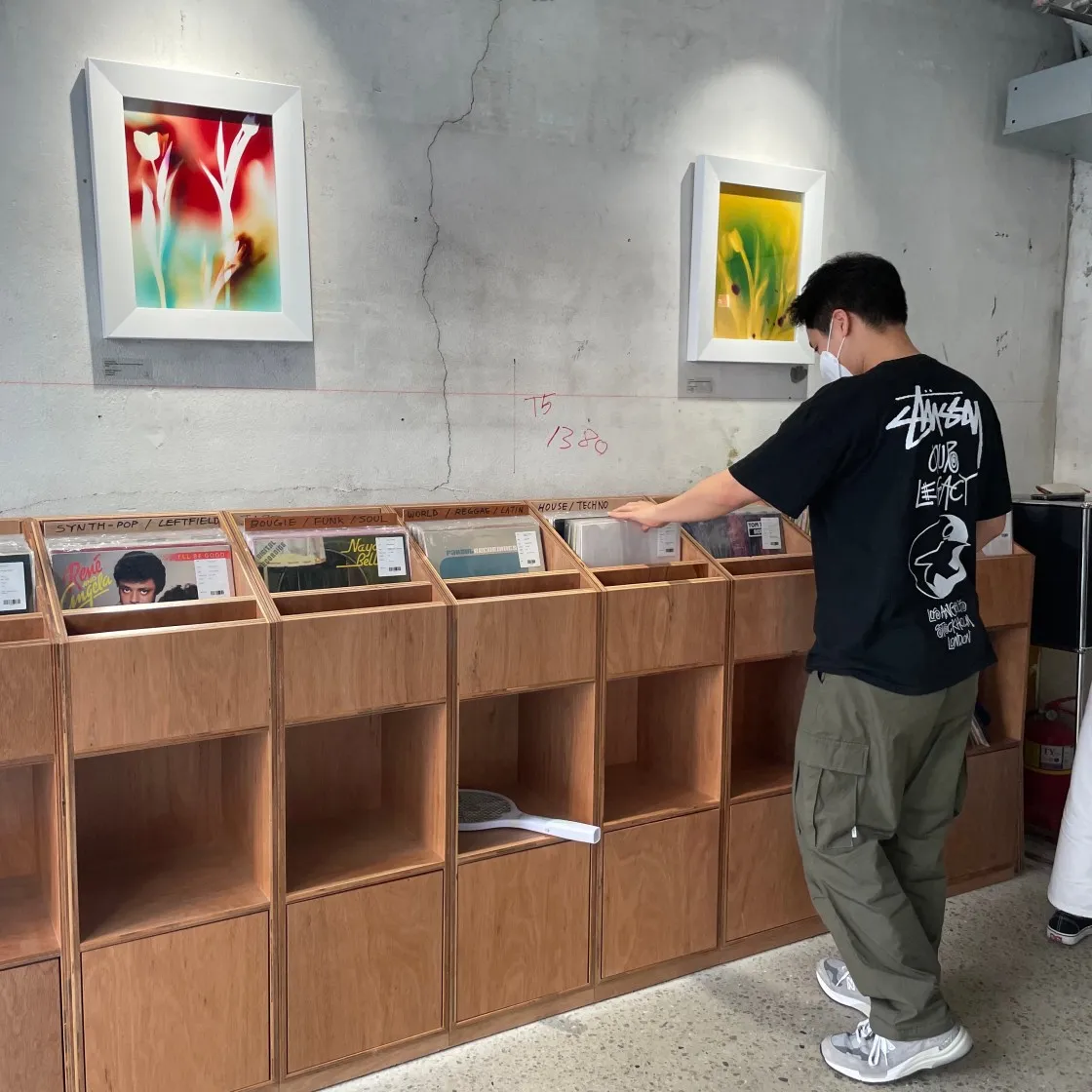 스투시 x 아워레가시 서프맨 피그먼트 다이드 티셔츠 블랙 - 20FW thumbnail 9