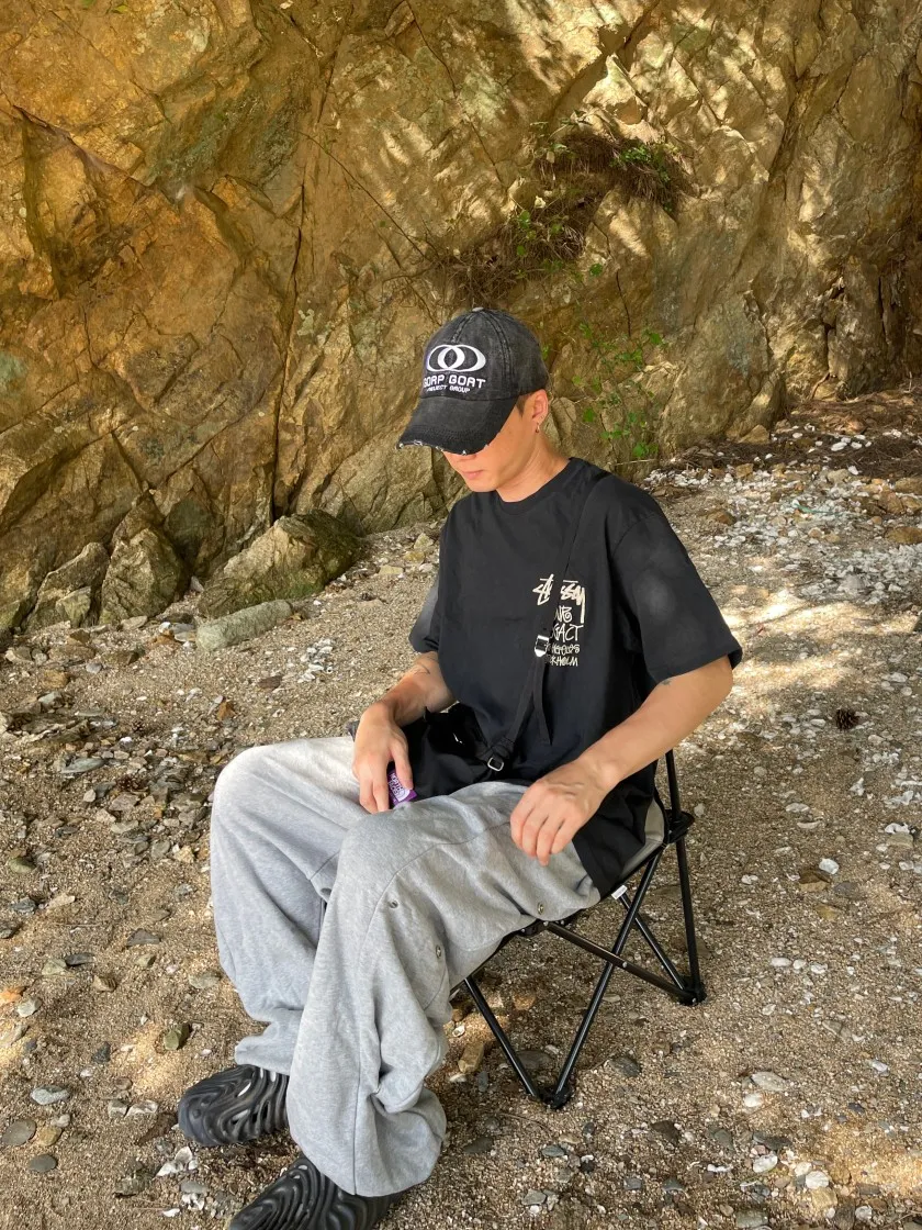 스투시 x 아워레가시 서프맨 피그먼트 다이드 티셔츠 블랙 - 21FW thumbnail 5