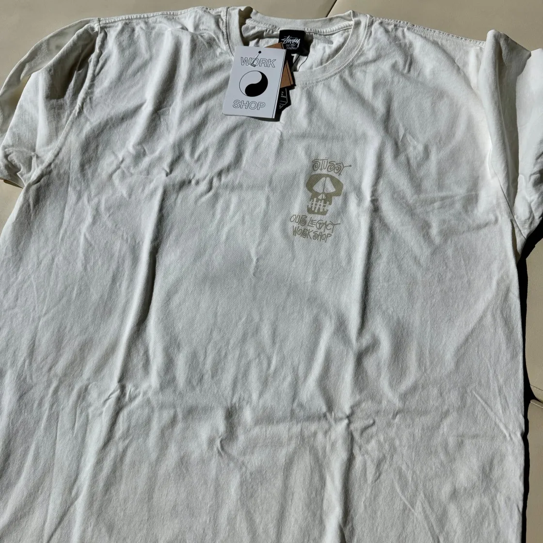 스투시 x 아워레가시 워크샵 서프 스컬 피그먼트 다이드 티셔츠 내츄럴 thumbnail 4