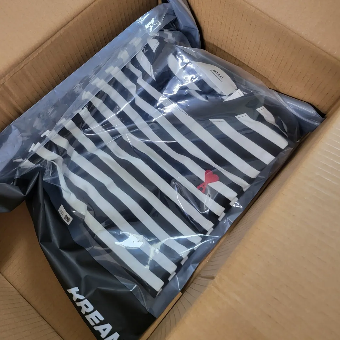 아미 스몰 하트 로고 스트라이프 티셔츠 블랙 화이트 thumbnail 3