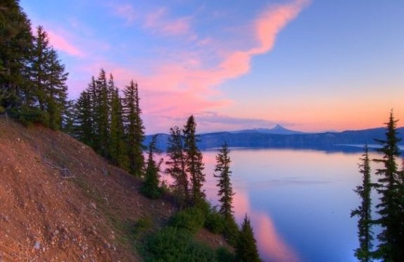 Deep blue water and mountain scenery at Crater Lake
