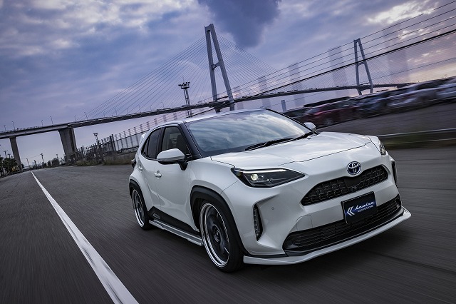 ヤリスクロス「KRUISE by KUHLRACING」エアロパーツ装着パールホワイト