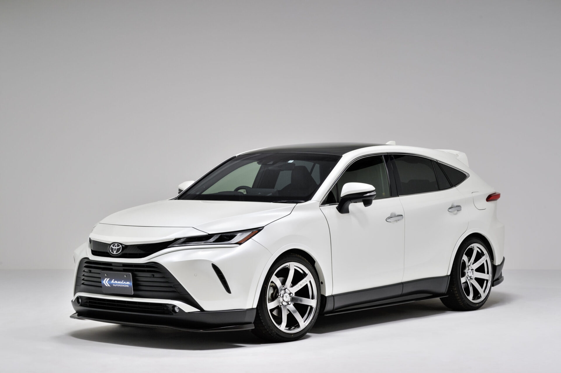 KRUISE by KUHLRACINGエアロ装着80ハリアーデモカー！「岩田剛典」さん