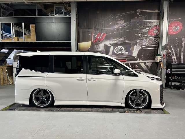 新型90VOXYヴォクシー・エアサス＆リアアクスル加工ローダウンデモカー