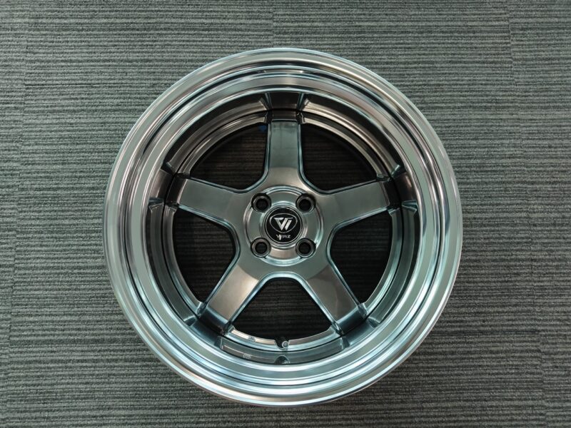 VERZ-WHEELS DDR01 コンパクトカーにも装着可能です。 KUHL JAPAN 坂本