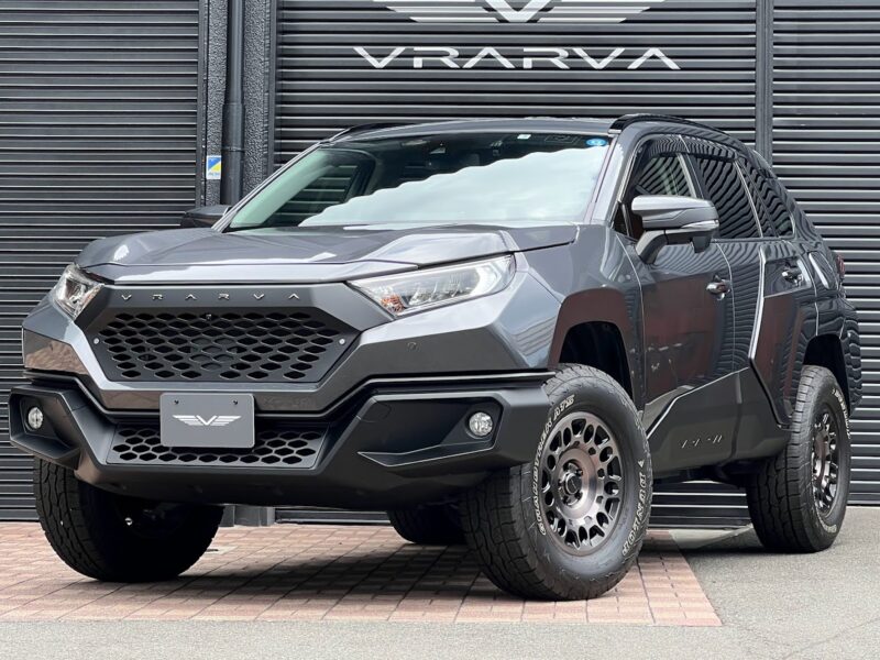 ダークメタルグレーのRAV4カスタム車「MARS」