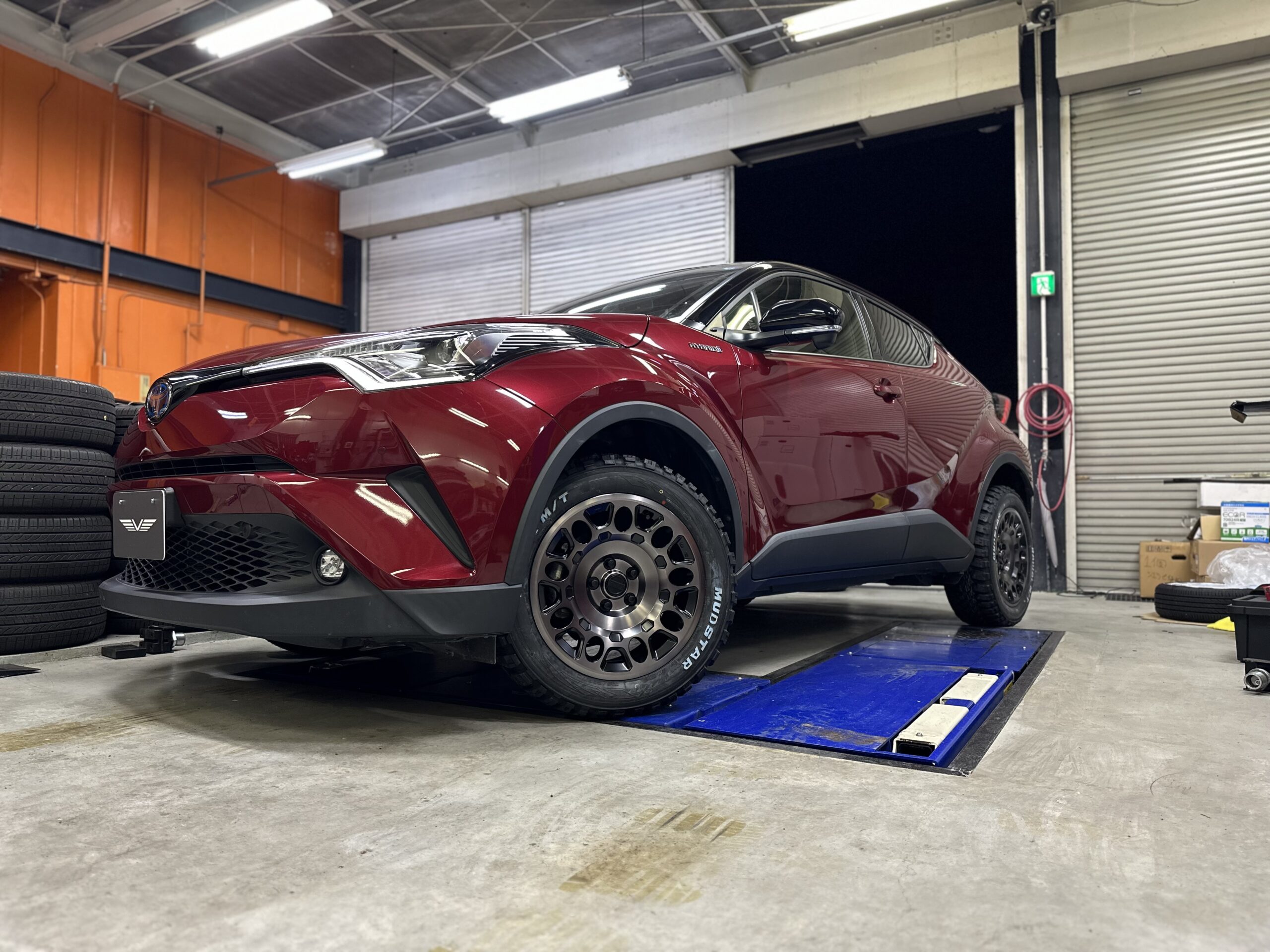 C-HRのリフトアップカスタム タナベリフトアップスプリングup210取り付け VERZ-CROSSのDR01の17インチ7.5Jホイール 1インチリフトアップ