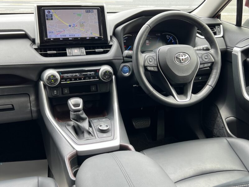 ブラーバMARSのベースとなるRAV4ハイブリッドGのインテリア