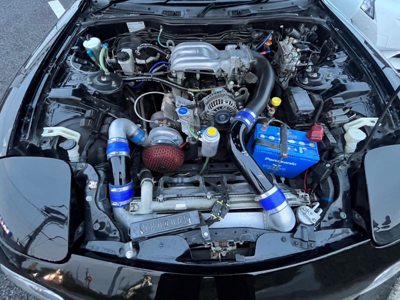 マツダの名車RX-7がクールで美しいロータリーサウンドを奏でる