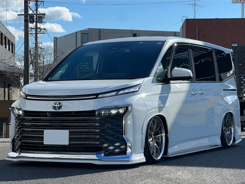 KUHLエアロとAIRFORCEエアーサスペンションでトータルカスタムされた90VOXYのKUHLコンプリートカーの写真