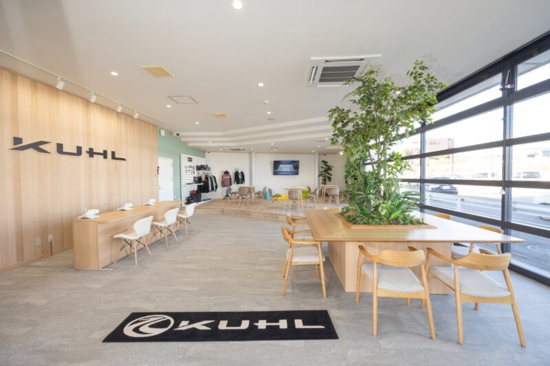 KUHL目橋駒形店の店内