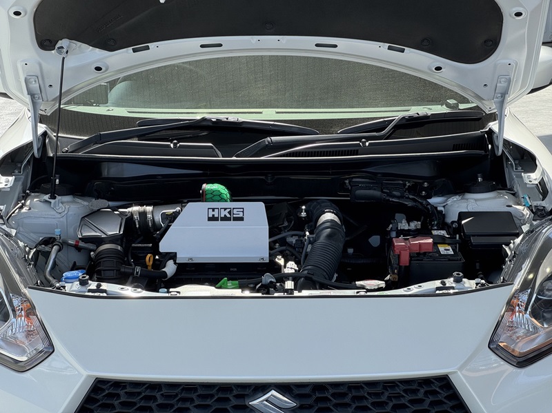 33スイフトスポーツのボンネット内