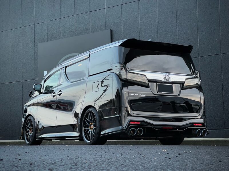 ソリッドブラックが輝く漆黒のアルファード！】黒へのこだわりを感じる